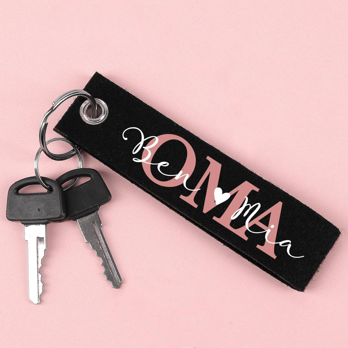 Filz Schlüsselanhänger in Schwarz mit OMA Schriftzug in Rosa und Text nach Wunsch