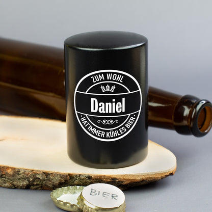 Schwarzer Flaschenöffner mit Bier-Motiv und Name als Geschenk für Männer