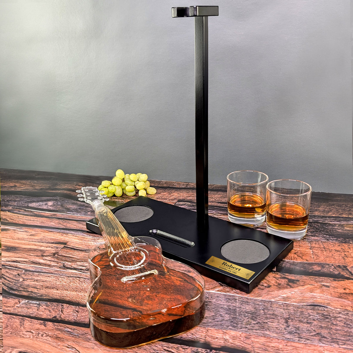 Ansicht des gesamten Whiskysets mit Gitarre und Gläsern auf Präsentationssockel