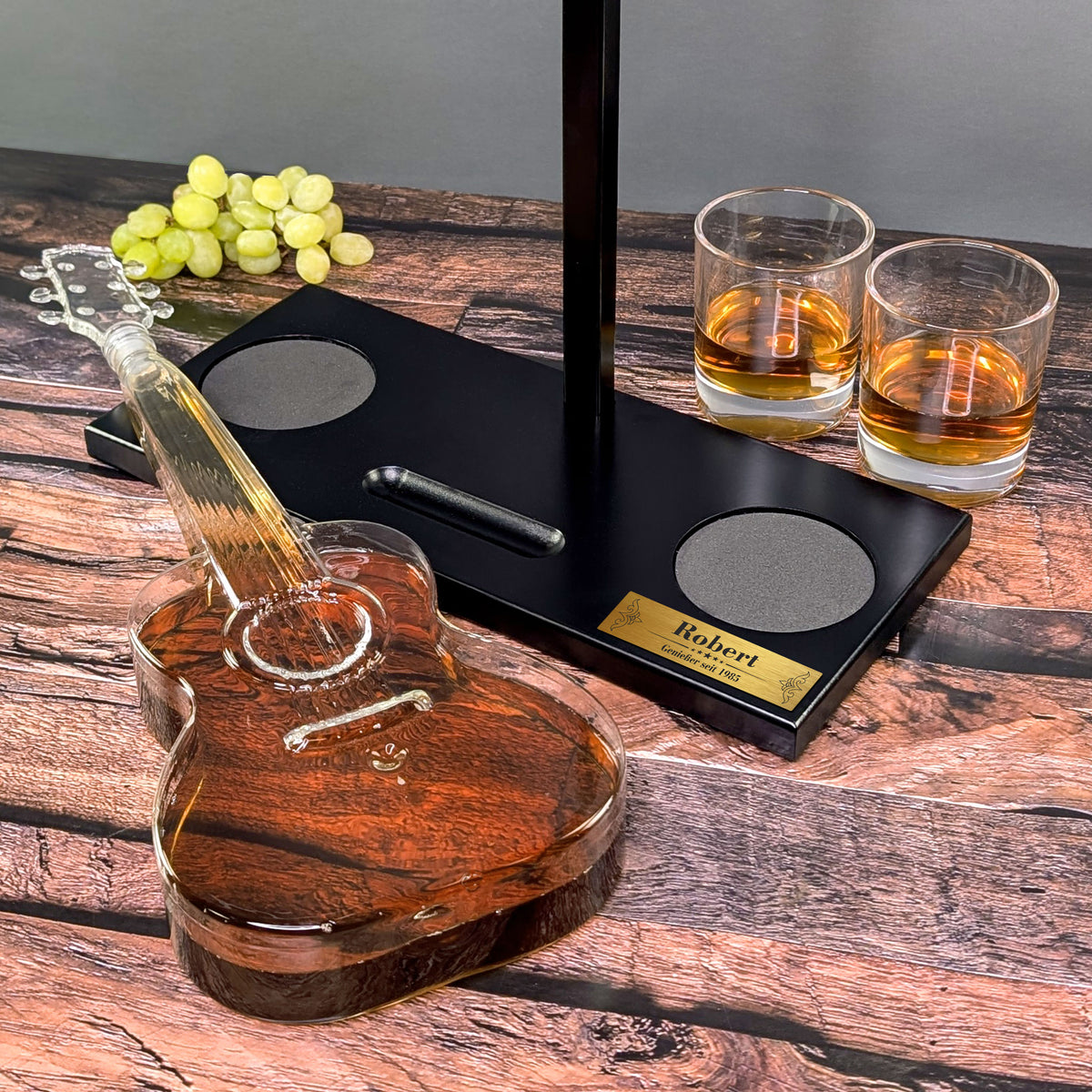 Gitarren-Karaffe aus Glas im Whiskyset mit Kristallgläsern und personalisierter Gravurplakette
