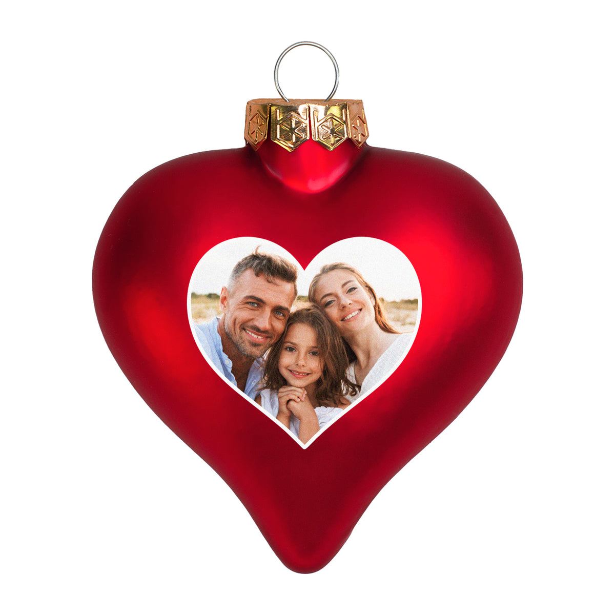 Rote Weihnachtskugel mit herzförmigem Fotodruck einer Familie – personalisierter Weihnachtsschmuck