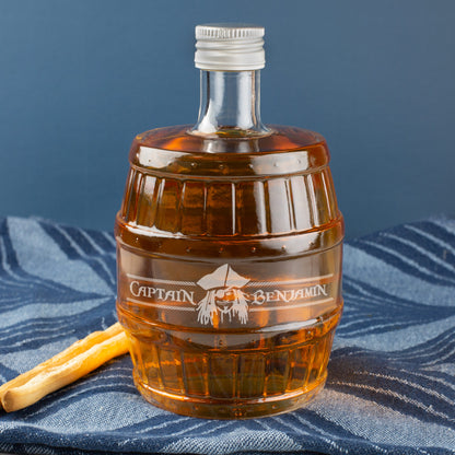 Whiskyflasche in Fassform mit Gravur „Captain Benjamin“ und Piratenkopf auf dunklem Hintergrund – personalisiert
