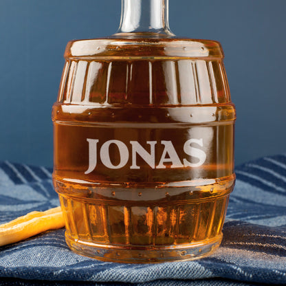 Detailaufnahme der personalisierten Fass-Glasflasche mit Gravur JONAS und Whisky-Füllung