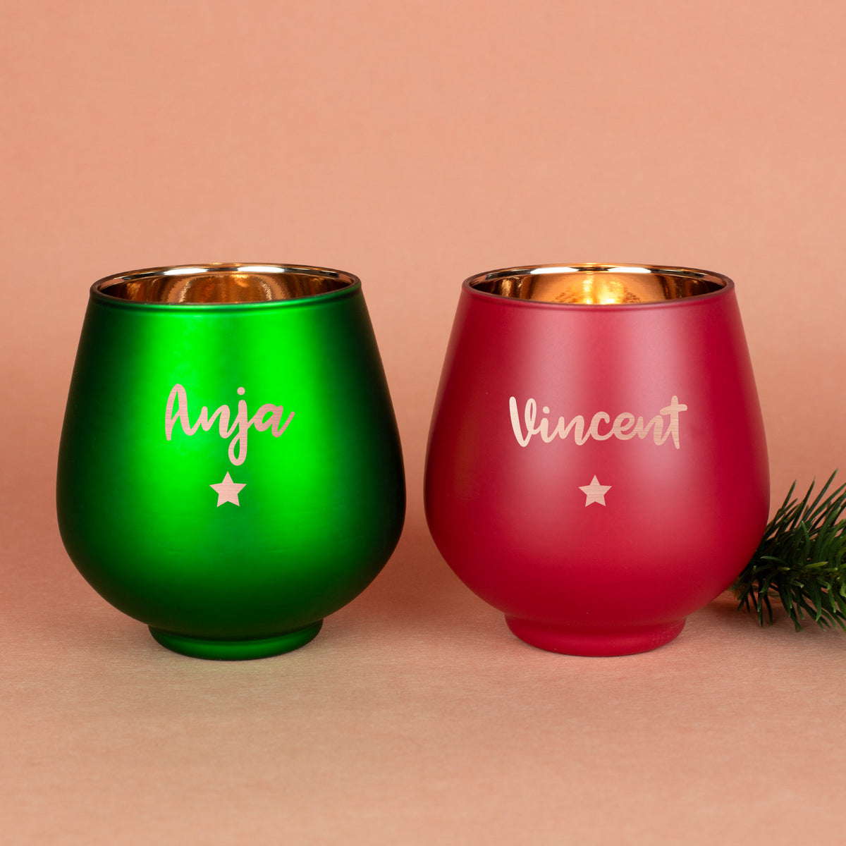 Zwei personalisierte Windlichter in Rot und Grün mit den Namen „Anja“ und „Vincent“ auf beigem Hintergrund.