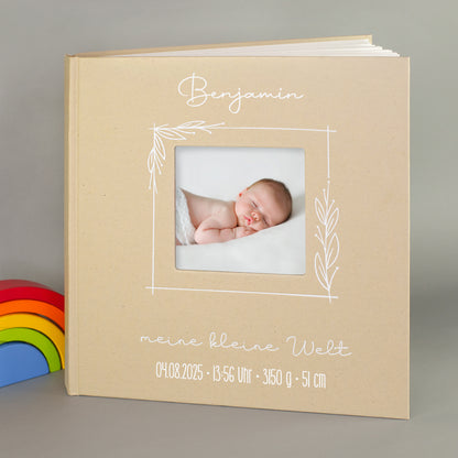 Individuell gestaltetes Baby-Fotoalbum mit Geburtsdaten und Platz für Erinnerungen