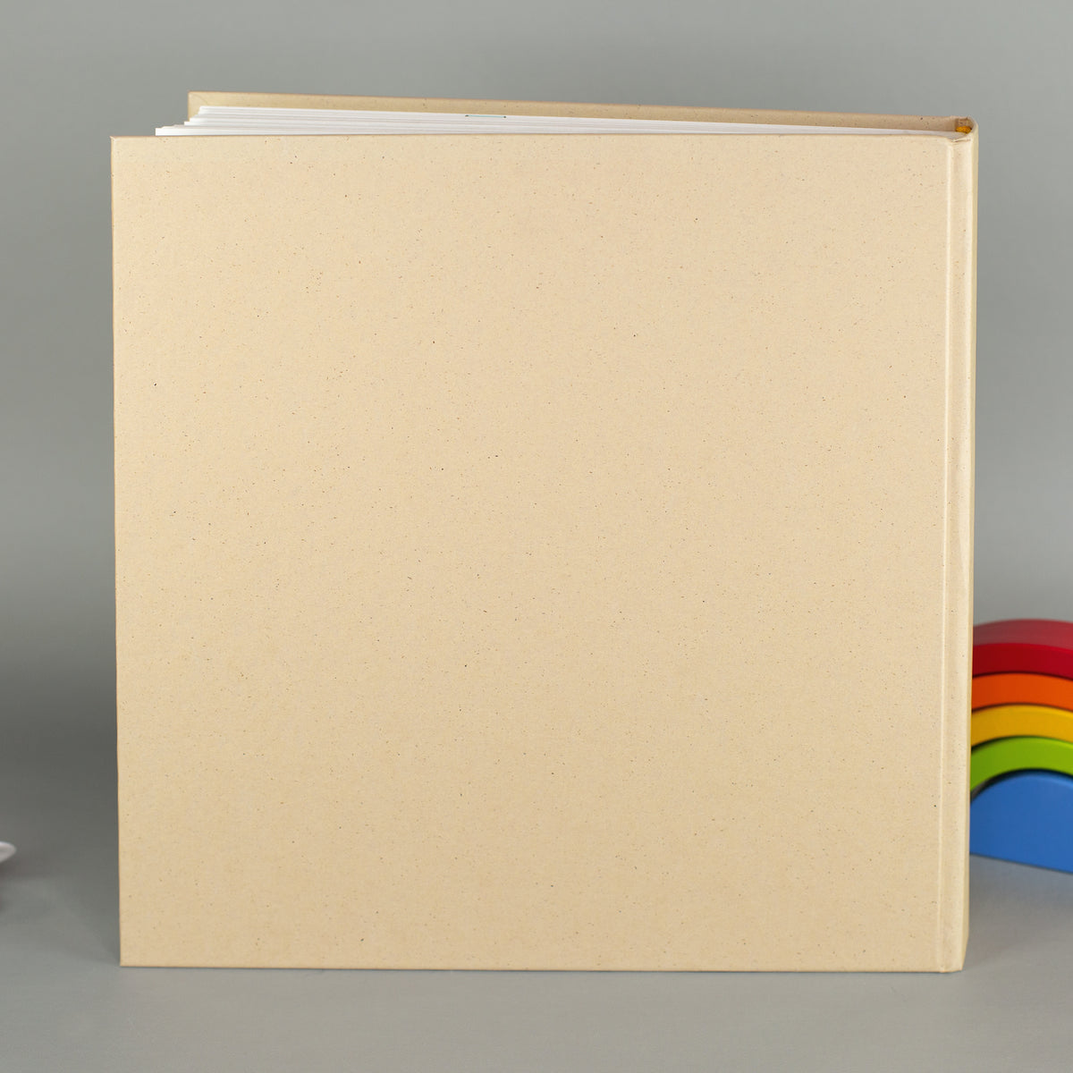 Rückseite des Babyalbums im natürlichen Karton-Look