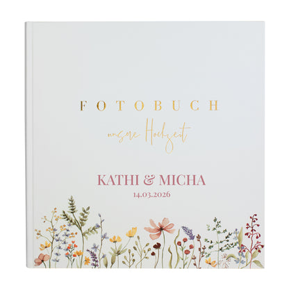 Hochzeitsalbum mit Wildblumen-Verzierung und edler Goldprägung als Geschenkidee. Personalisierung in rosa.