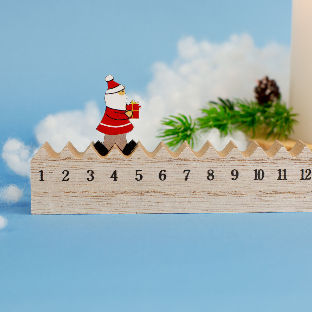 Adventskalender aus Holz mit Weihnachtsmann-Figur, Zahlenreihe von 1 bis 12 sichtbar