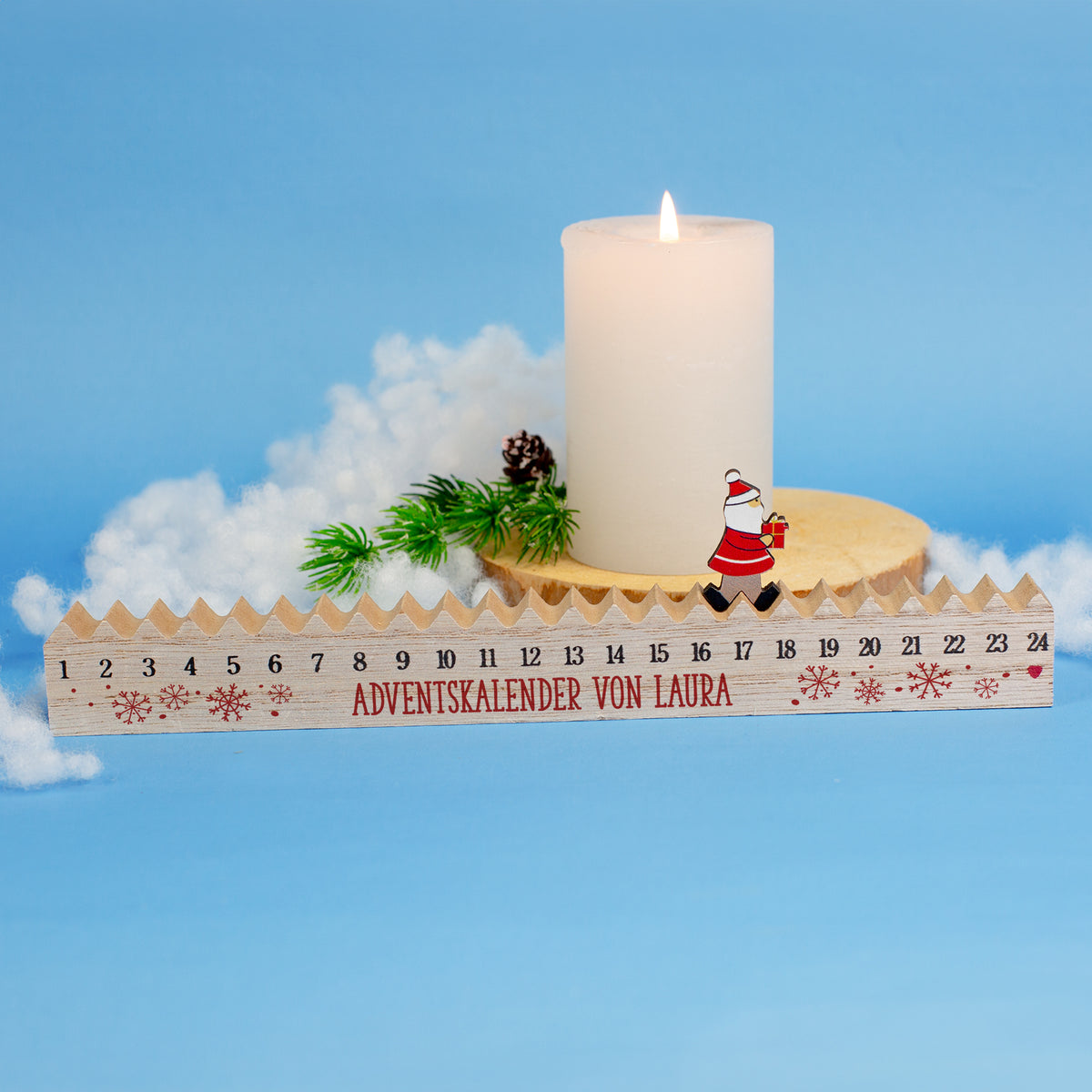 Santa-Figur bewegt sich entlang der Zahlenreihe, daneben Kerze und Tannenzweig – personalisierter Adventskalender von Laura.