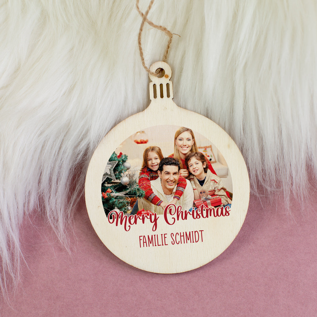 Christbaumanhänger mit Foto der Familie Schmidt und Schriftzug „Merry Christmas“, gedruckt auf naturbelassenem Holz.