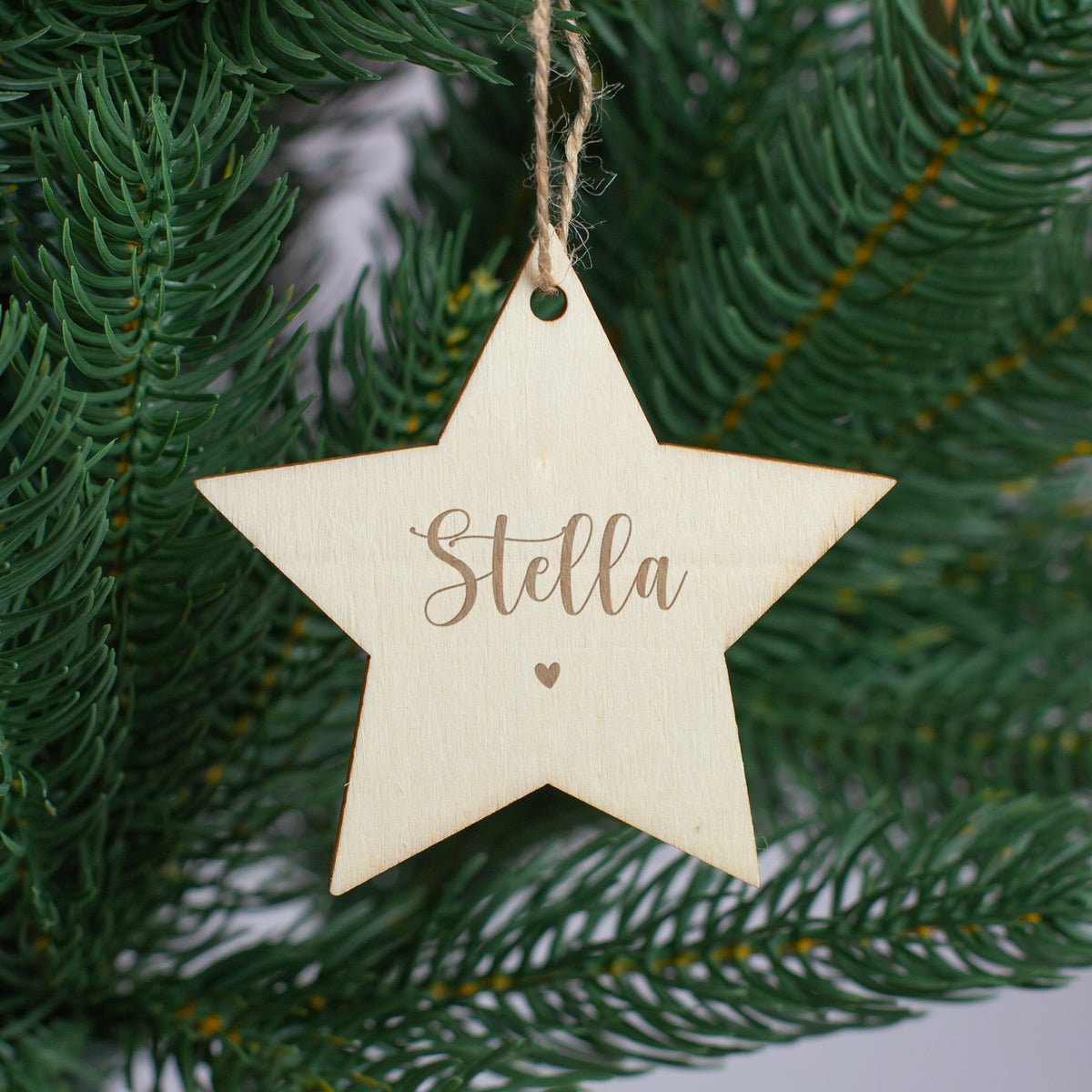 Personalisierte Holzanhänger mit Name & Herzmotiv – 4 Formen | Weihnachtsanhänger & Weihnachtsdeko