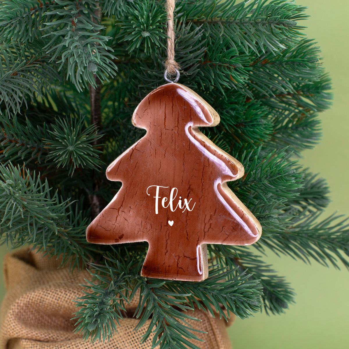 Personalisierter Weihnachtsbaum-Anhänger aus Holz mit Name Felix und Herz am grünen Tannenbaum