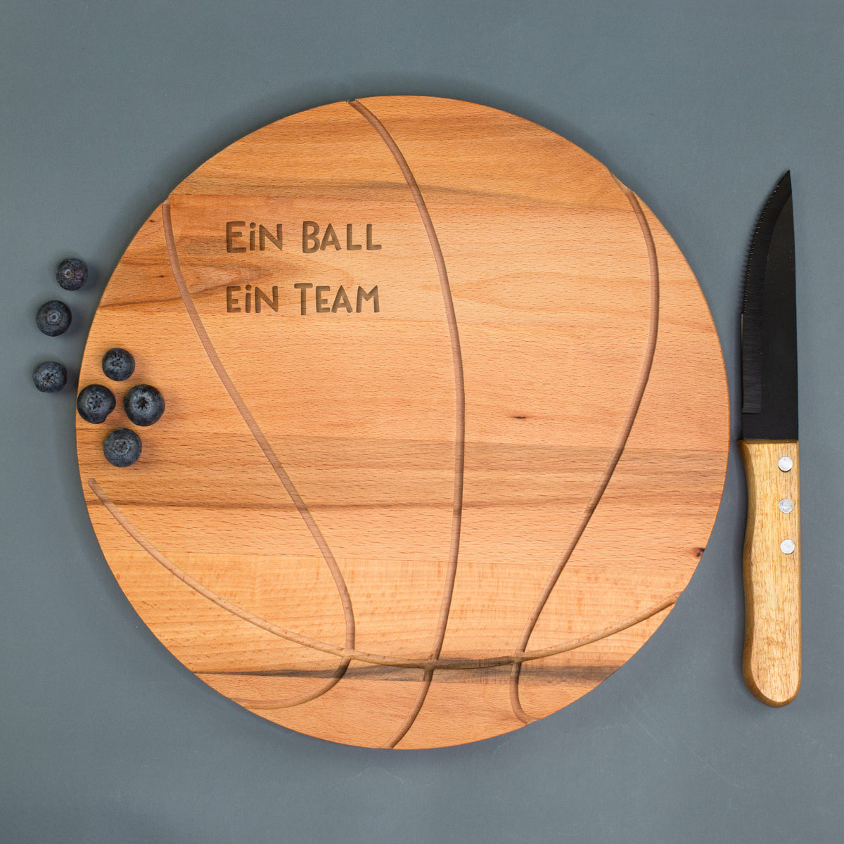 Holzbrett im Basketball-Look mit Gravur Ein Ball ein Team und Messer daneben