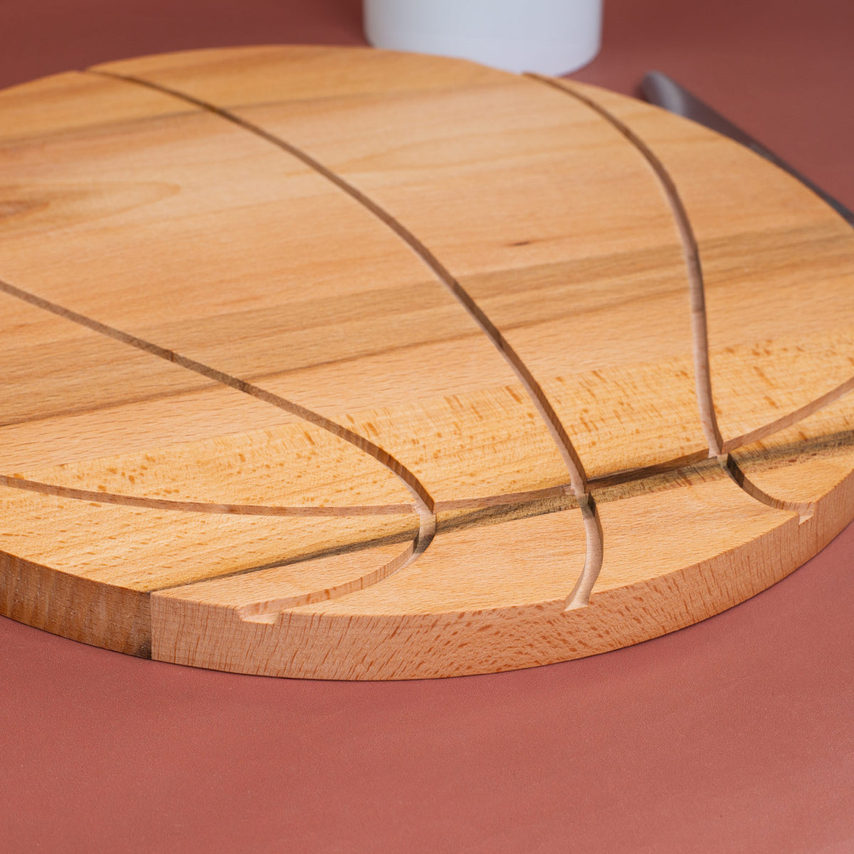 Detailaufnahme der eingefrästen Basketballlinien im Holzbrett