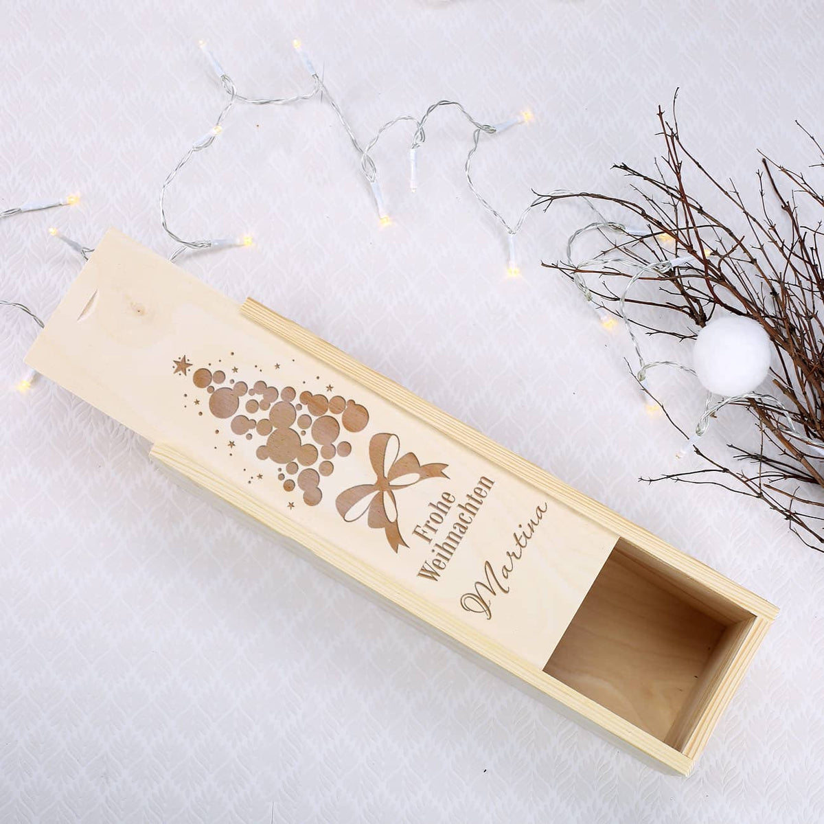 Weinverpackung aus Holz mit Namensgravur zu Weihnachten