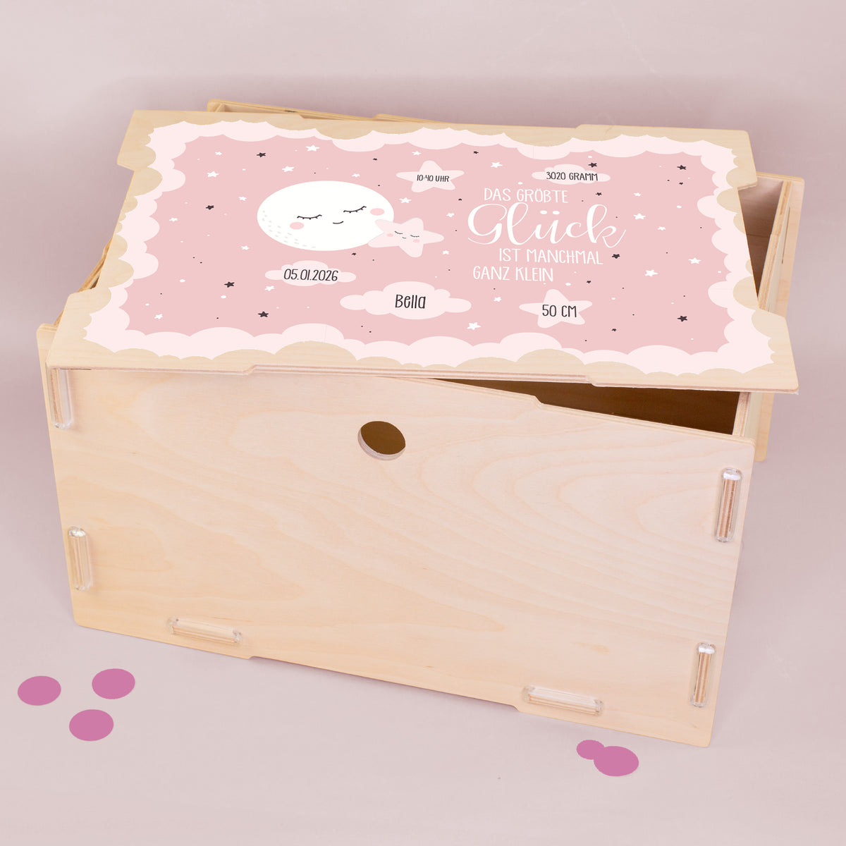 Aufbewahrungsbox zur Geburt für Mädchen im Kinderzimmer dekorativ platziert