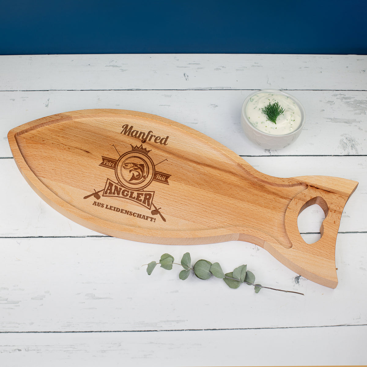 Personalisiertes Servierbrett in Fischform aus Buchenholz mit gelasertem Angler-Motiv und Namensgravur