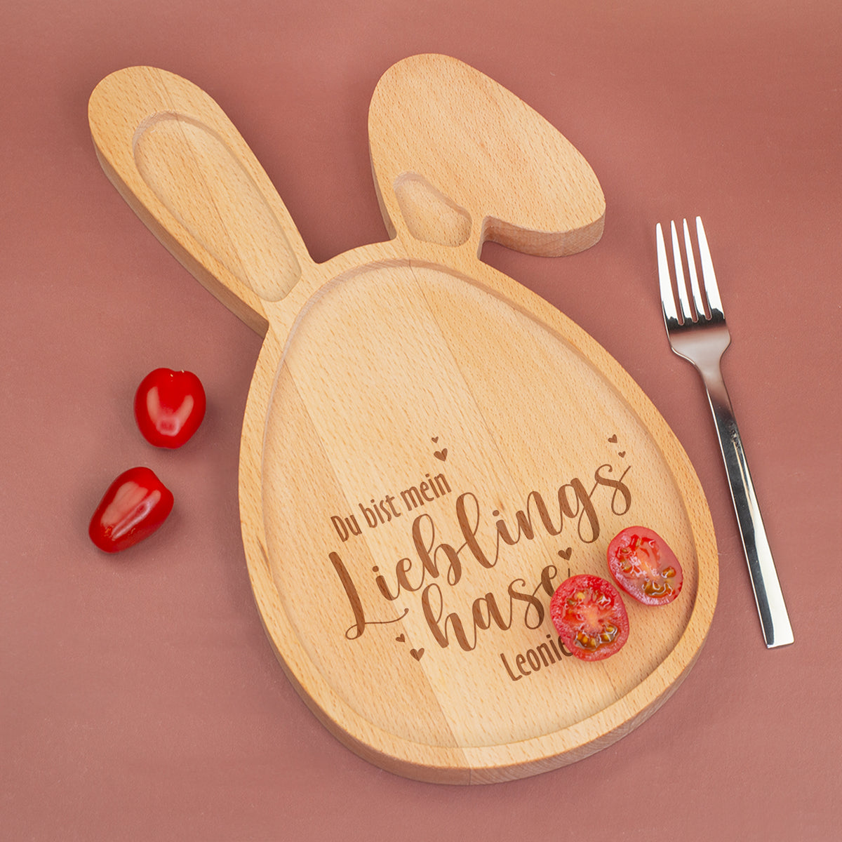 Hasen-Holzbrett als Frühstücksbrett mit Tomaten dekoriert