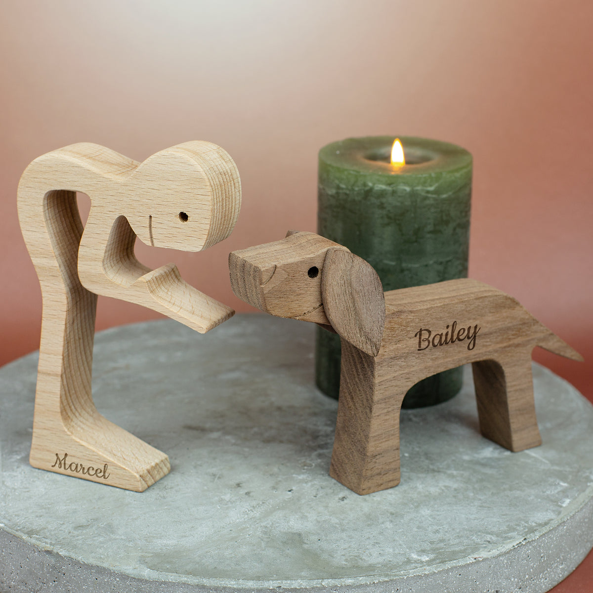 Holzskulptur Herrchen mit Hund – personalisiert mit zwei Namen | Geschenk für Hundebesitzer
