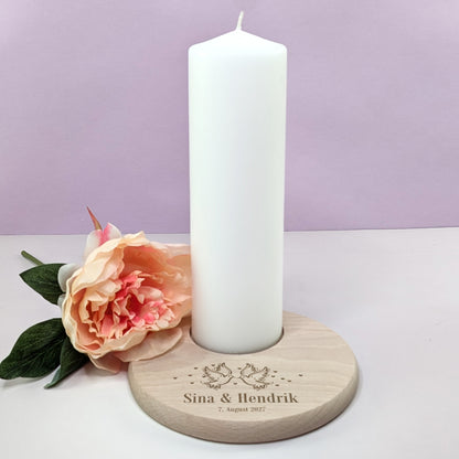 Kerzenteller aus Holz mit Taubenmotiv – personalisiert mit Namen und Datum, dekoriert mit Blume und Kerze