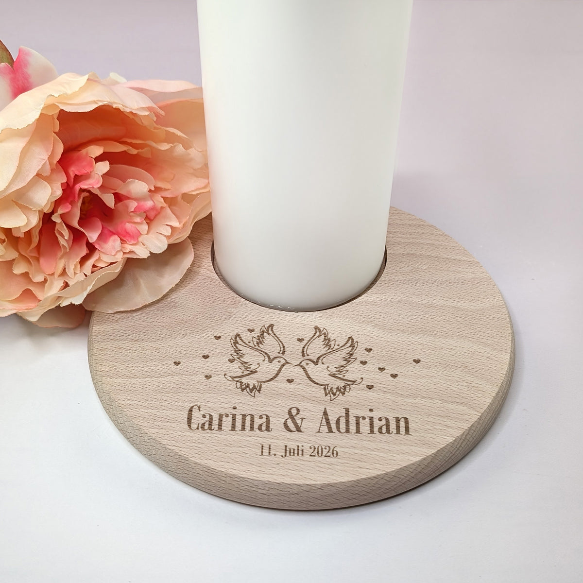 Detailansicht: Hochzeitlicher Kerzenteller mit Gravur „Carina & Adrian“ und Taubenmotiv
