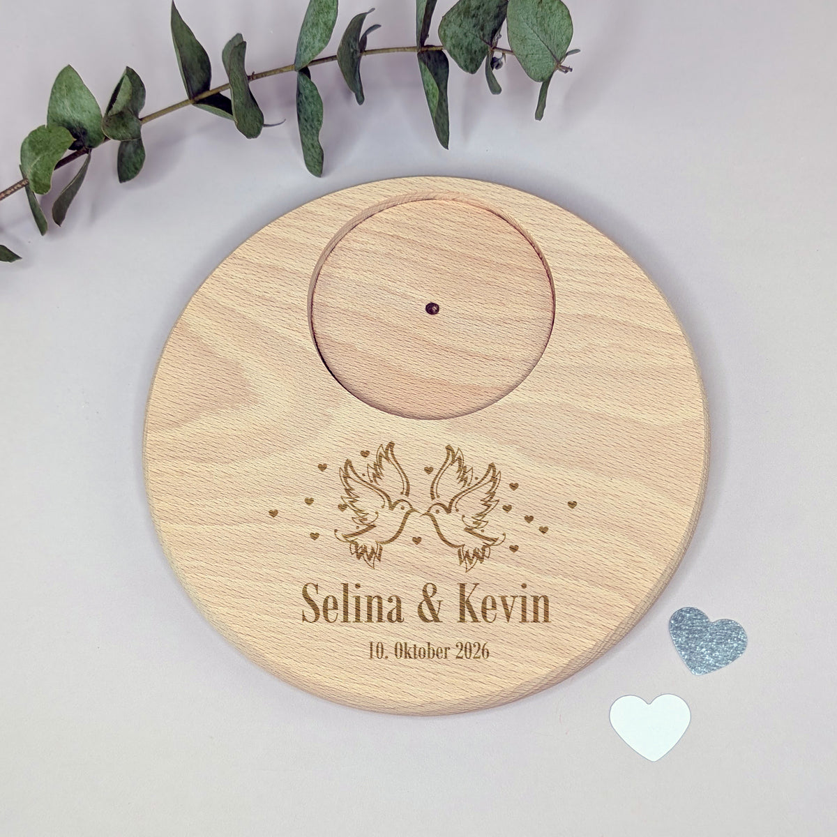 Kerzenteller mit Gravur „Selina & Kevin“ – Hochzeitsthema, mit Eukalyptuszweig