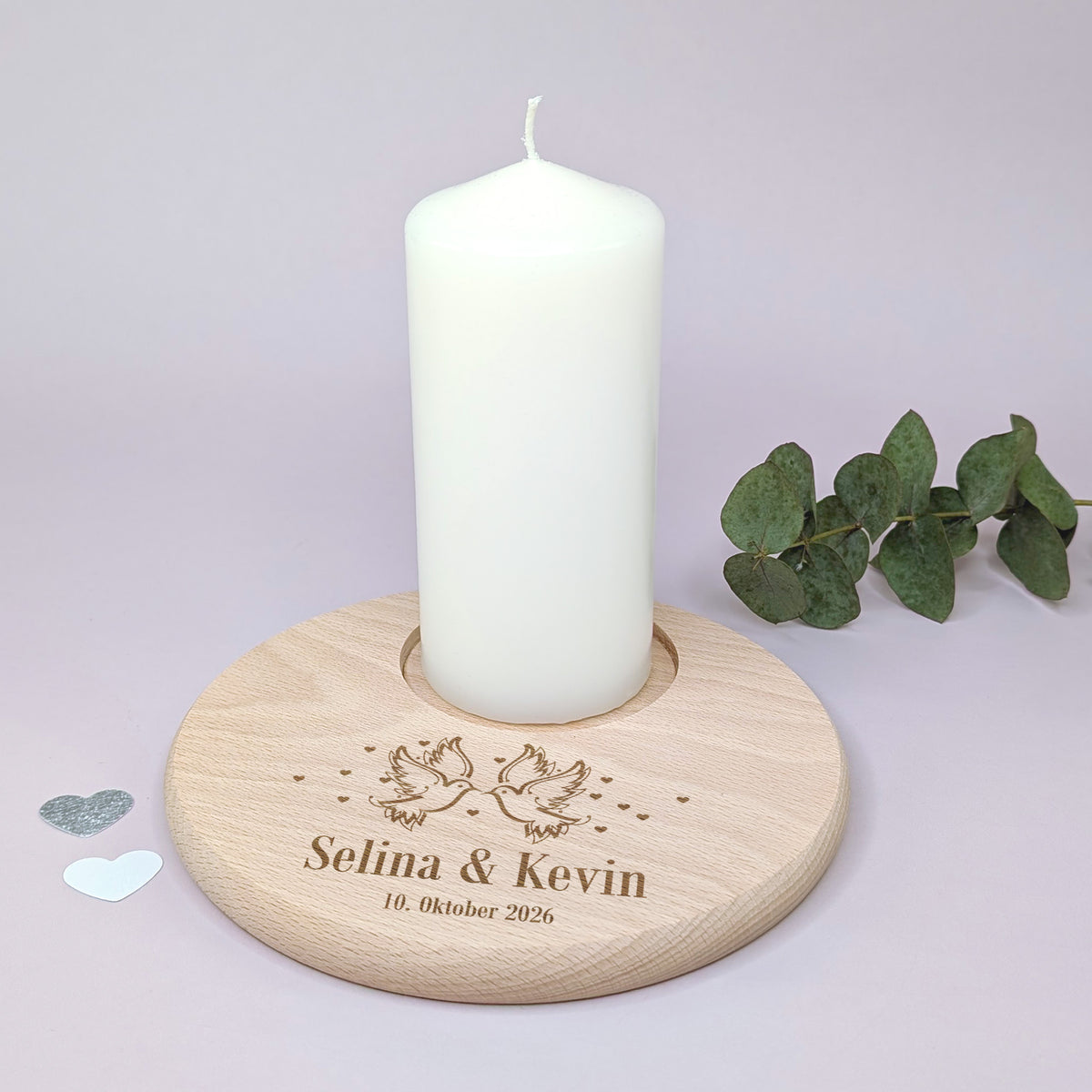 Hochzeitlicher Kerzenteller mit Tauben und Stumpenkerze – liebevoll arrangiert mit Eukalyptus und Herzen