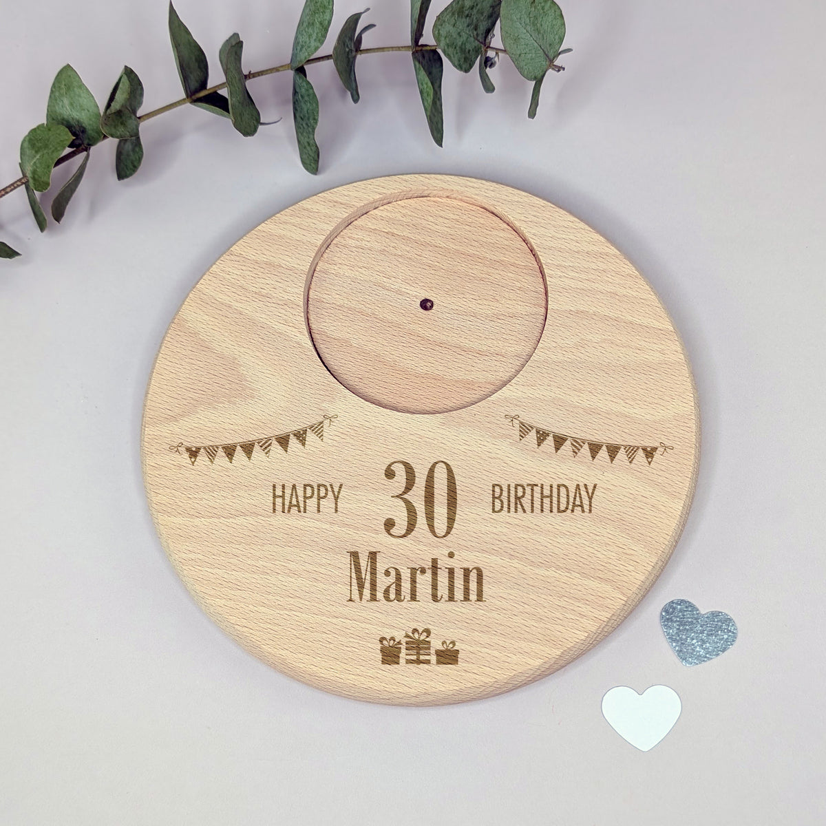 Holzuntersetzer mit Geburtstagsspruch und Personalisierung „Martin – 30“, mit Eukalyptuszweig