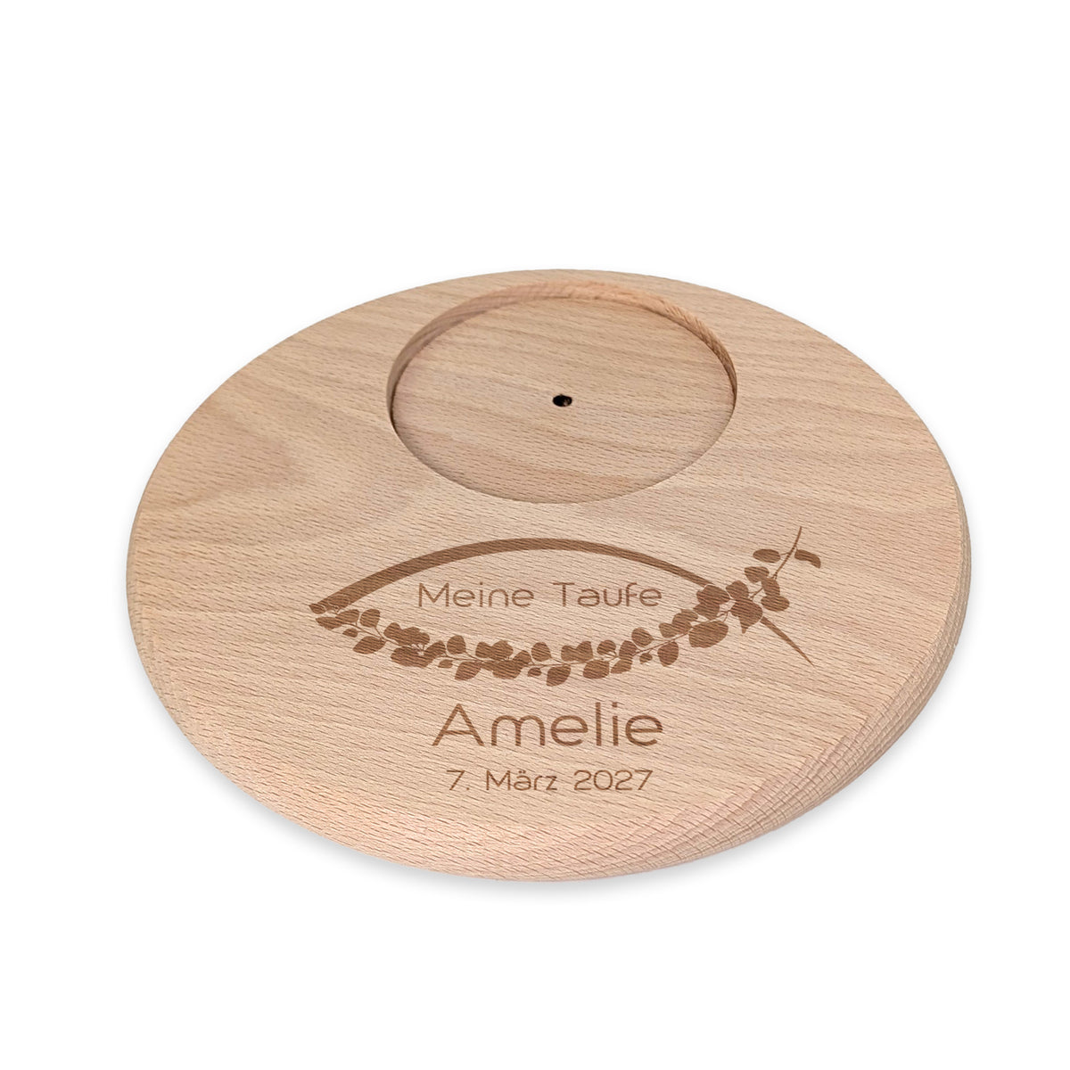 Freigestellter gravierter Holz-Kerzenteller zur Taufe mit Ichthys-Motiv, Name Amelie und Datum
