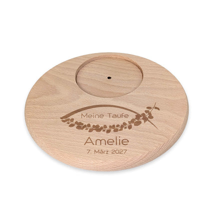 Freigestellter gravierter Holz-Kerzenteller zur Taufe mit Ichthys-Motiv, Name Amelie und Datum