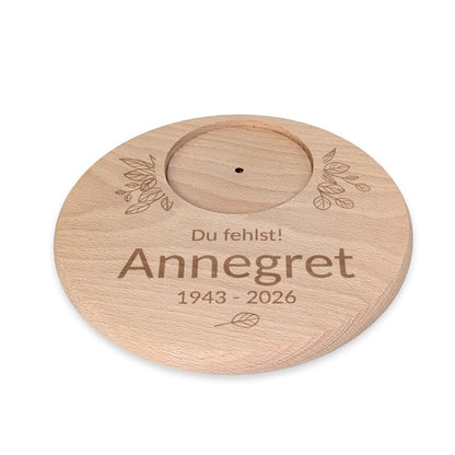 Freigestellter Holz-Kerzenteller mit Gravur „Du fehlst!“, Name Annegret und Lebensdaten