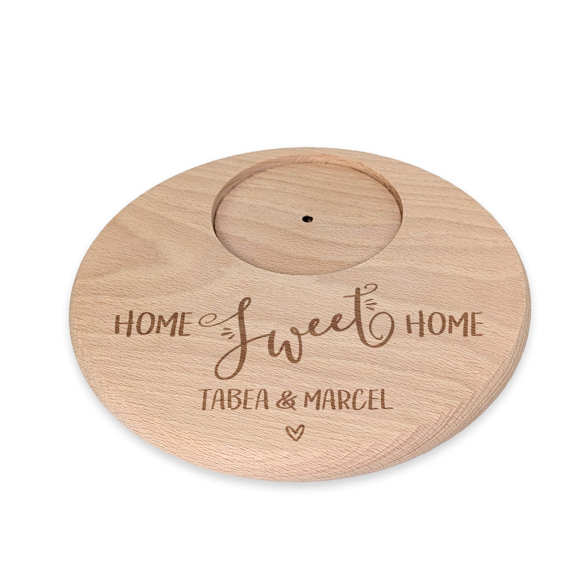Freigestellter Kerzenteller mit Gravur „Home Sweet Home“ und Namen Tabea & Marcel – aus naturbelassenem Buchenholz