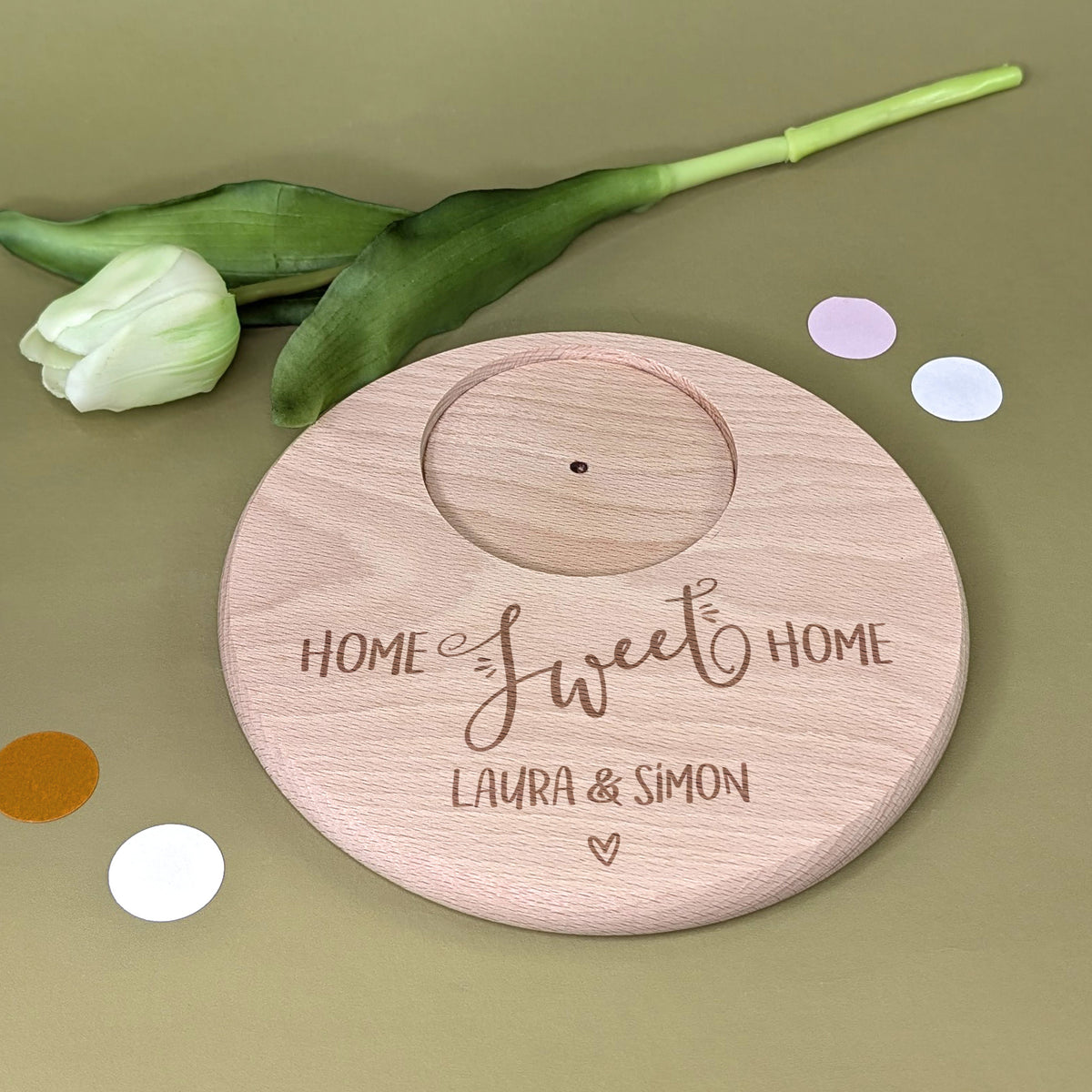 Kerzenuntersetzer aus Holz mit Gravur „Home Sweet Home“ und Namen Laura & Simon – dekoriert mit Tulpen
