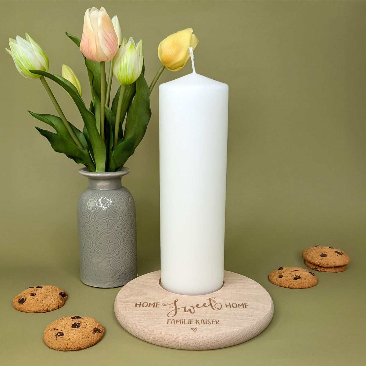 Dekorativ gestalteter Kerzenteller mit Gravur „Home Sweet Home Familie Kaiser“ – mit Tulpen und Cookies arrangiert