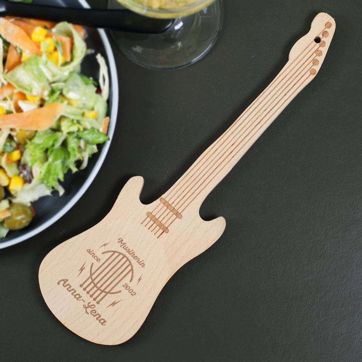 E-Gitarren Salatlöffel aus Holz für Musikfans mit Name und Geburtsjahr graviert