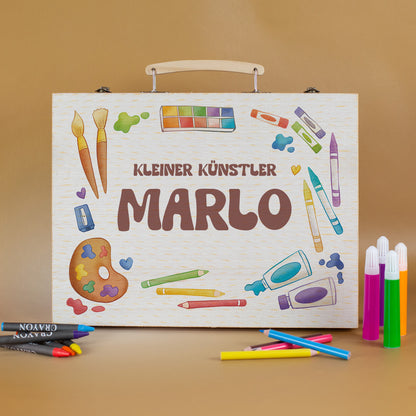 Malkoffer mit Aufdruck „Kleiner Künstler Marlo“ auf braunem Hintergrund