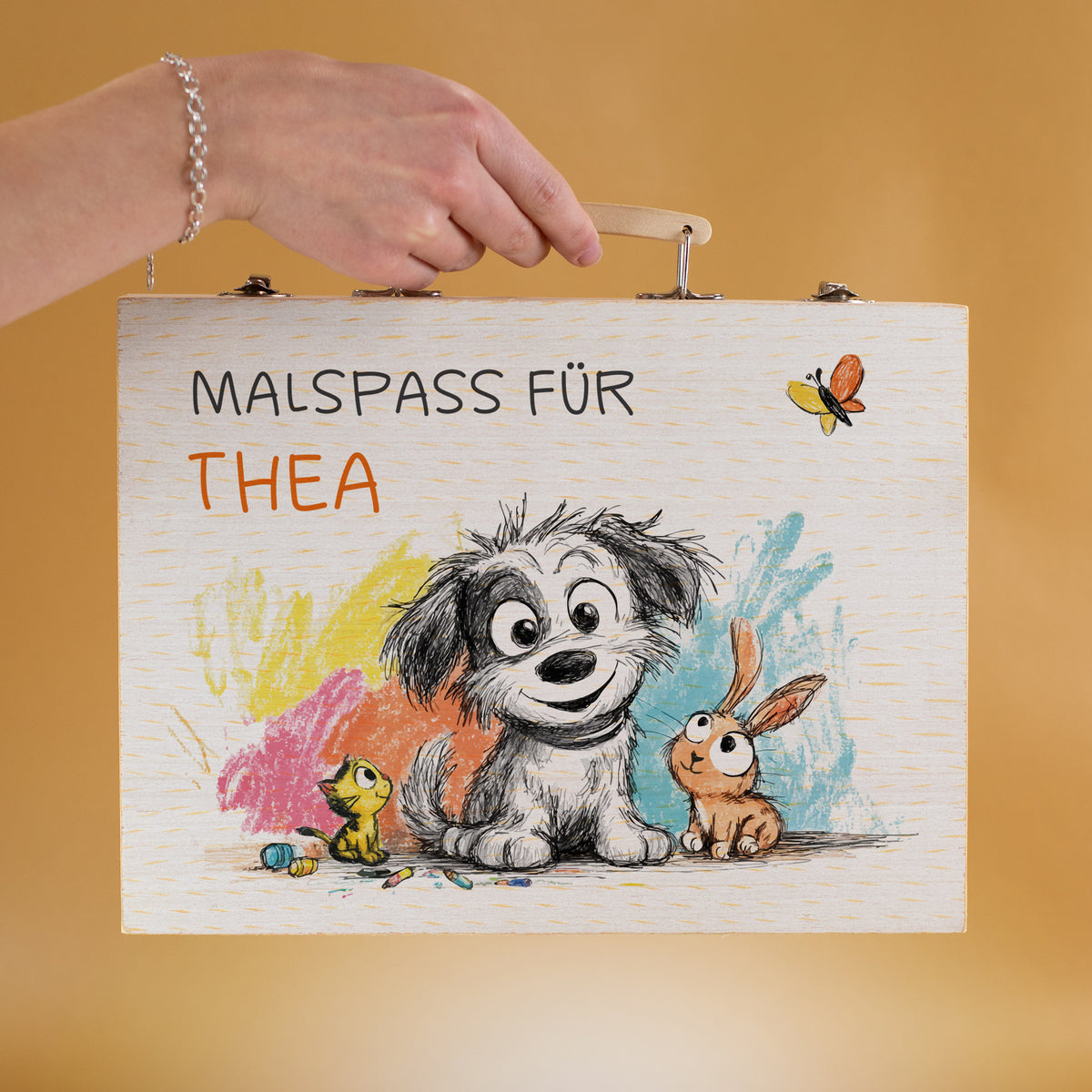 Personalisierter Malkoffer aus Holz mit Hund, Hase & Katze, Name Thea auf der Vorderseite