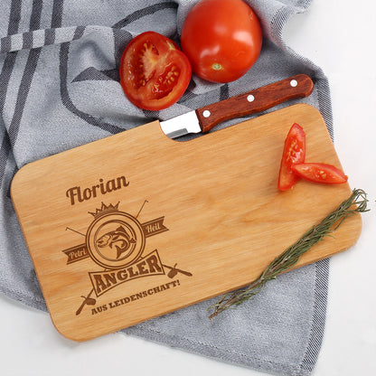 Personalisiertes Frühstücksbrettchen mit Anglermotiv & Name | Holzbrettchen mit Messer für Angler