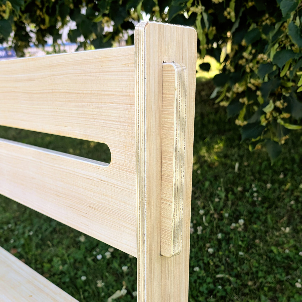Detailaufnahme der stabilen Steckverbindung der Rückenlehne einer Holzbank im Freien