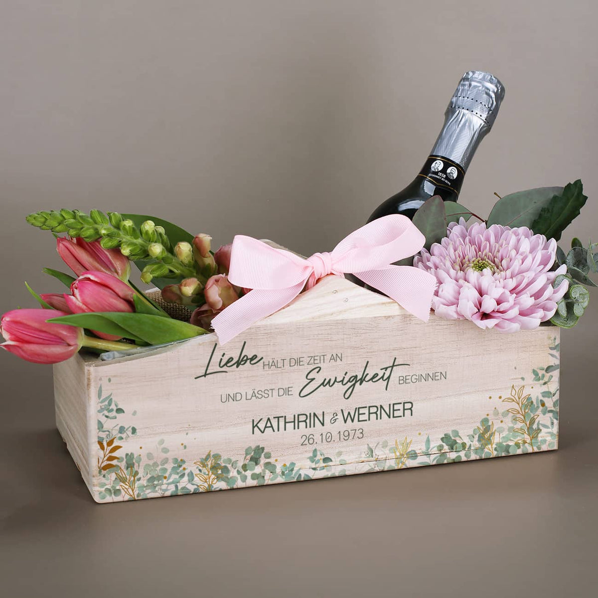 Geschenkkorb aus Holz mit einem romantischen Spruch, Ihren Wunschnamen und Datum des Hochzeitstages