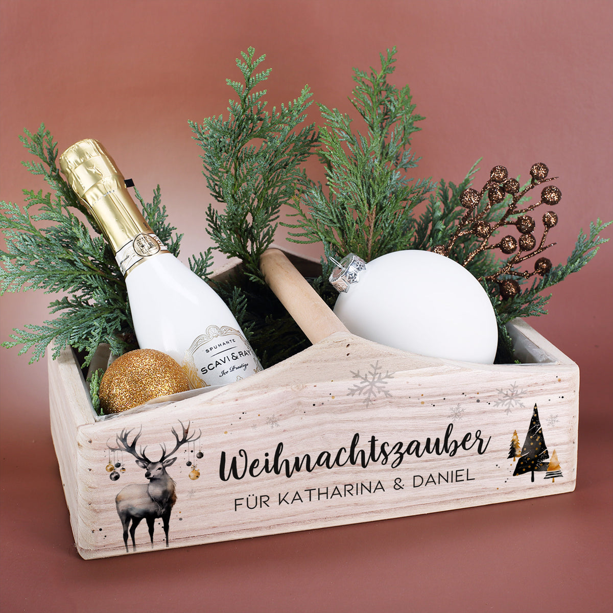 Weihnachtsgeschenkkorb aus Holz mit Hirschmotiv, dekoriert mit Tannengrün und Flasche