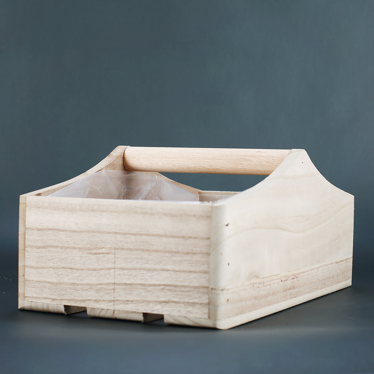 Pflanzkorb aus Holz mit Mittelgriff und Folienauskleidung innen