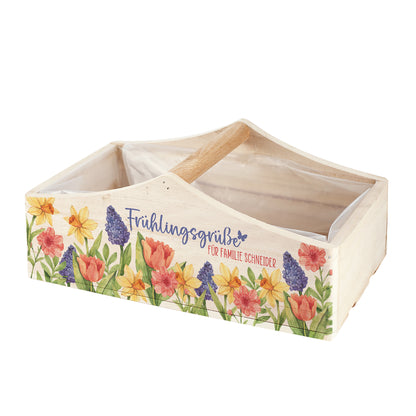 Personalisierter Geschenkkorb Frühlingsgrüße mit Blumen dekoriert