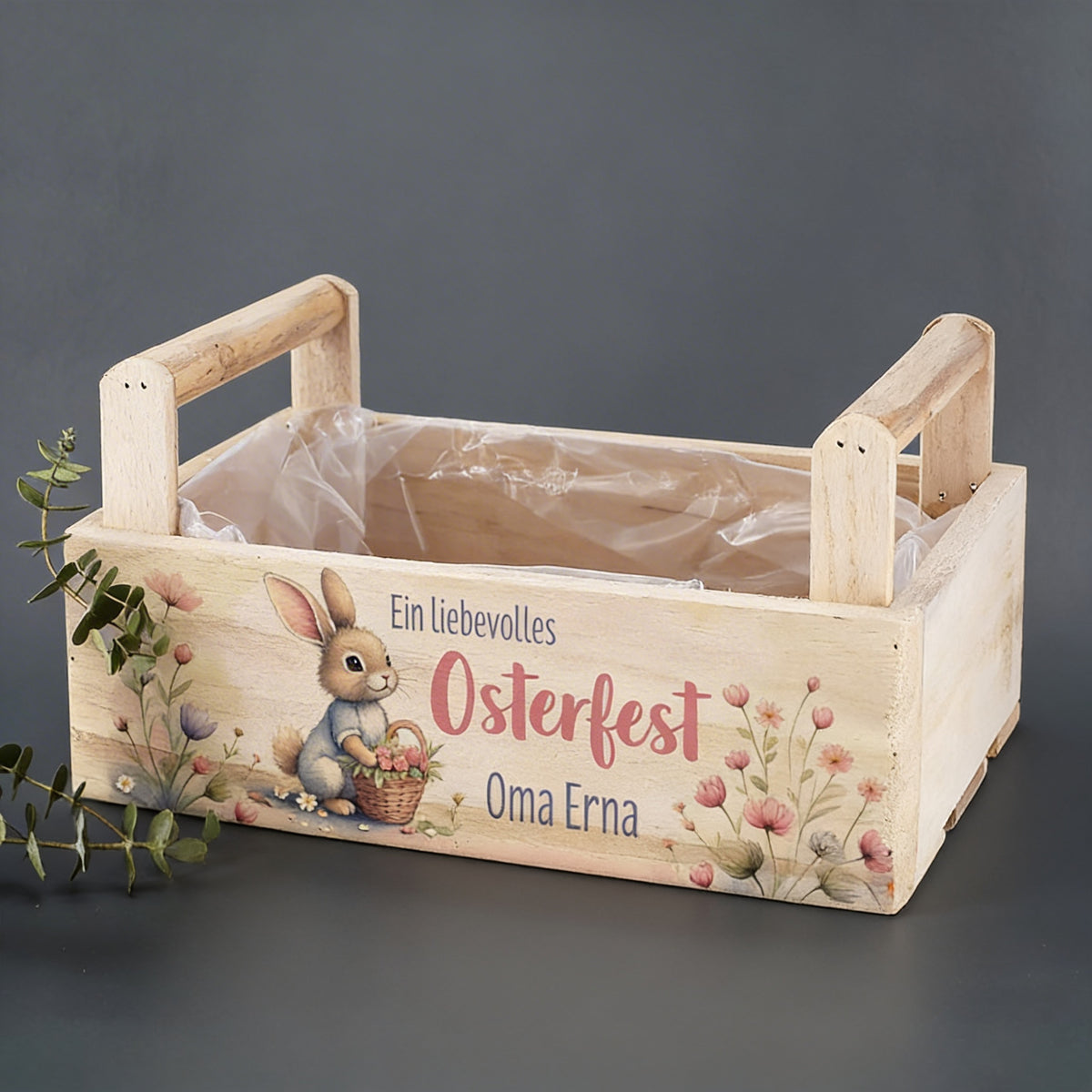 Pflanzkorb aus Holz mit zwei Griffen und Osterhasenmotiv mit Blumen und personalisiertem Namen zu Ostern