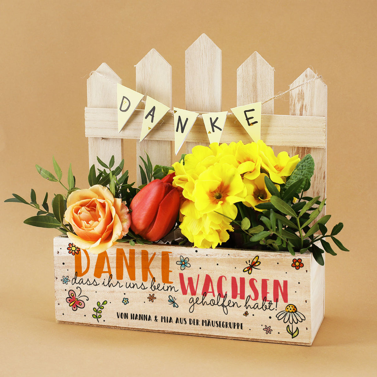 Pflanzkorb mit Zaun und Blumen, Text „Danke, dass ihr uns beim Wachsen geholfen habt“ mit Personalisierung „von Hanna & Mia aus der Mäusegruppe“