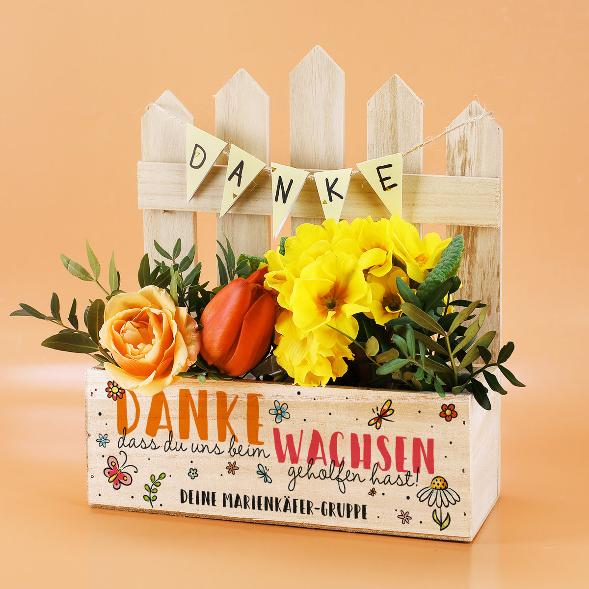 Holz-Pflanzkorb mit gelben Blumen und Dankes-Aufdruck für Erzieherin – Vorderseite mit personalisiertem Text einer Kindergruppe