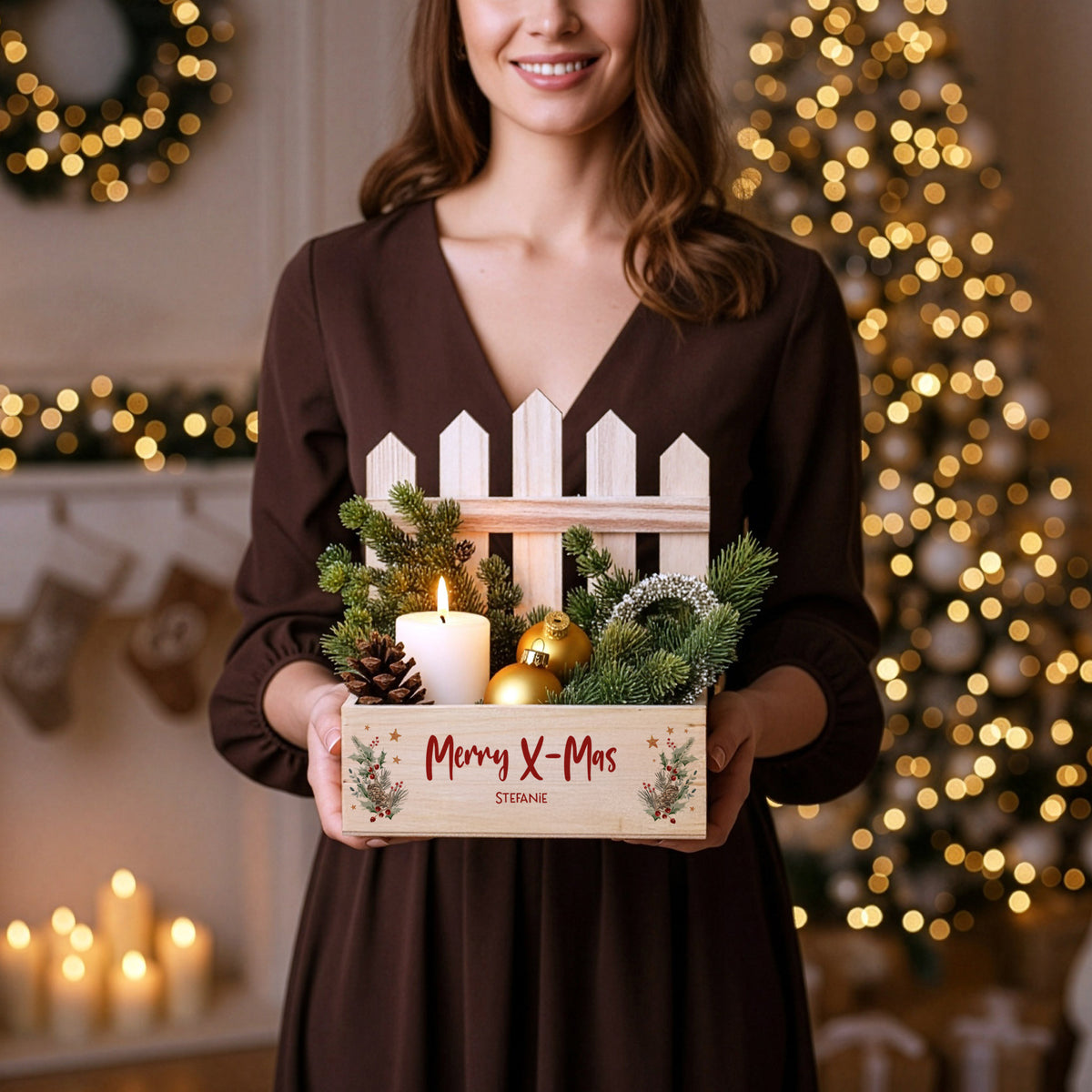 Holz-Pflanzkorb mit Zaun und personalisiertem Winterbouquet-Motiv, dekoriert mit Kerzen und Tannenzweigen zu Weihnachten