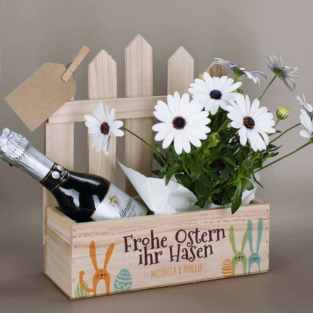Personalisierter Oster Geschenkkorb mit Blumen und Sektflasche, Motiv „Frohe Ostern ihr Hasen“
