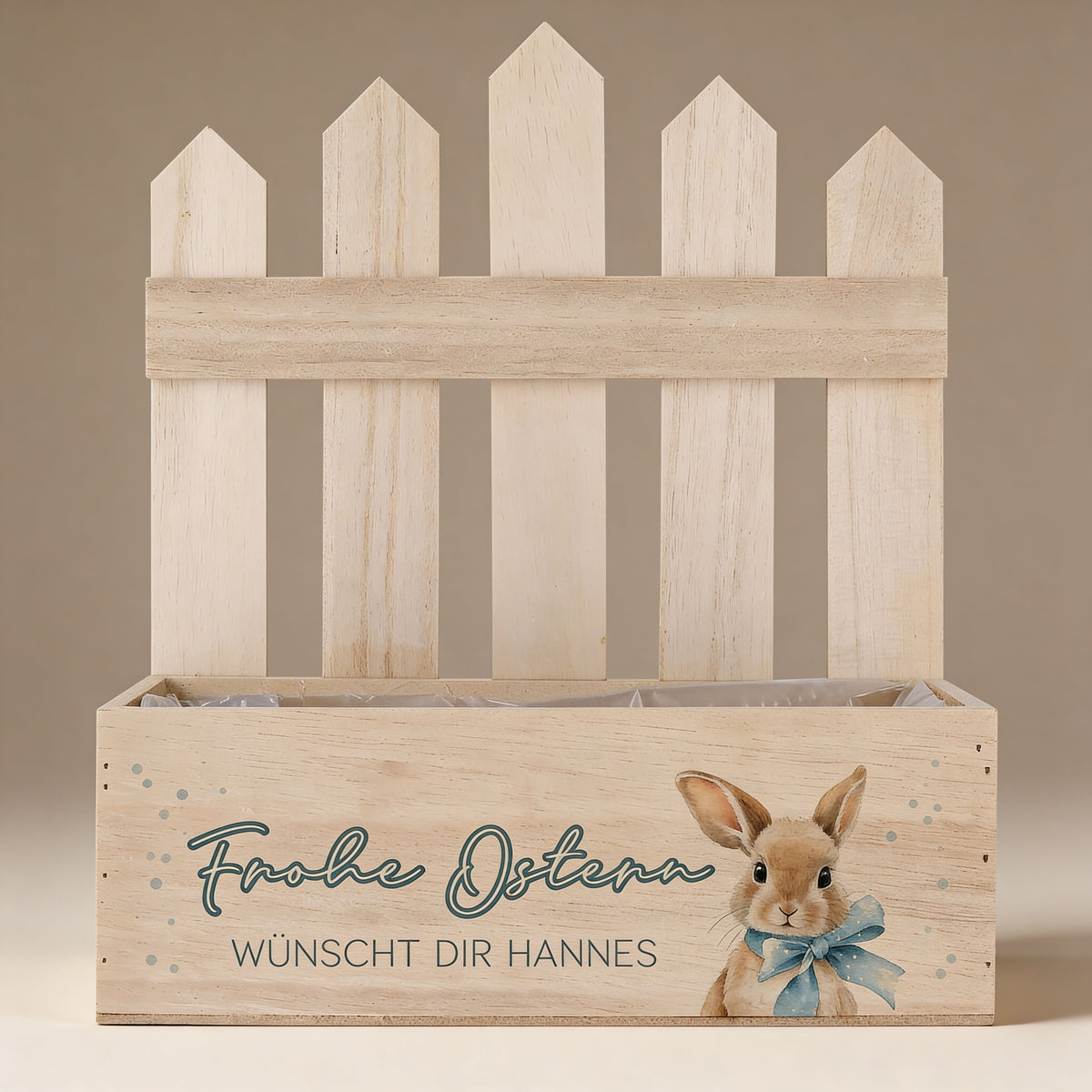 Personalisierter Oster Pflanzkorb aus Holz mit Zaunelement, Hasenmotiv mit blauer Schleife und Schriftzug „Frohe Ostern“