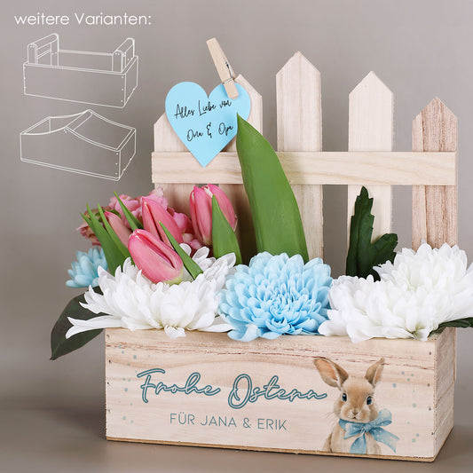 Personalisierte Oster Holzkiste mit Zaunrückwand, Blumenfüllung, Hasenmotiv und Wunschtext als dekorativer Pflanzkorb mit Variantenauswahl